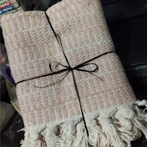 PILLOWFORT/GOODWEAVE! PINK & CREAM HAND LOOMED FINE COTTON THROW RUG!
